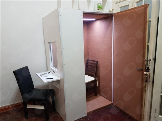 Cabina y equipamiento para evaluaciones auditivas del perfil de Yanina.